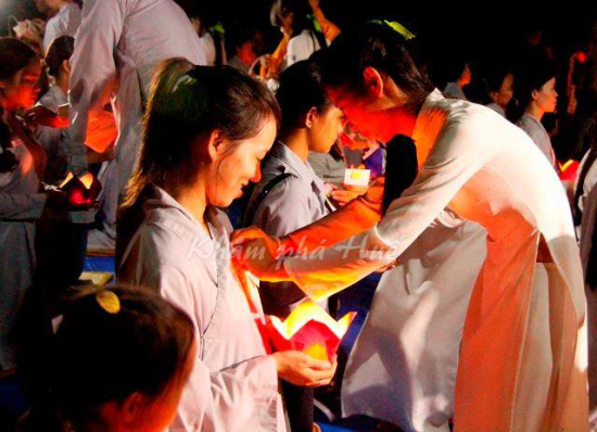 The image of flowers on the chest has become a familiar image in every season of Buddha's birthday